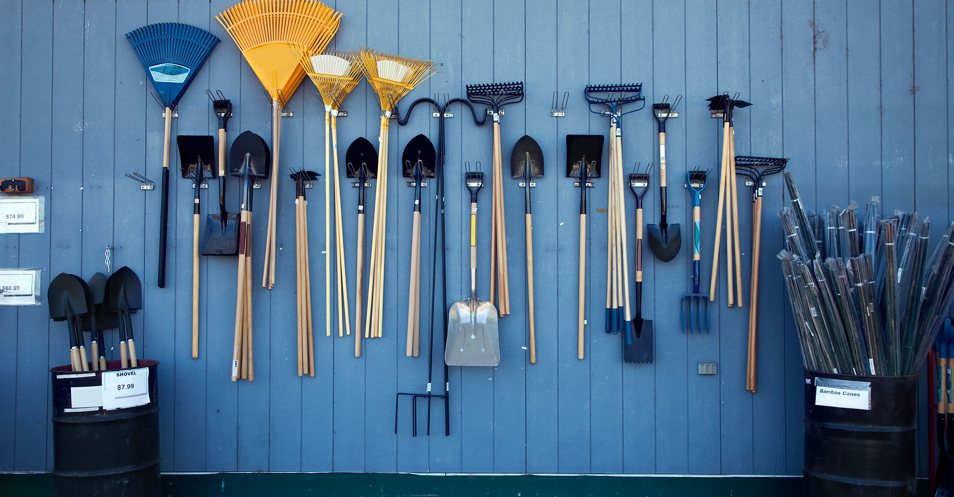 Tuingereedschap op een werkbank in de tuin